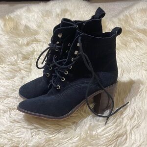 BCBG Black boots w zipper 8